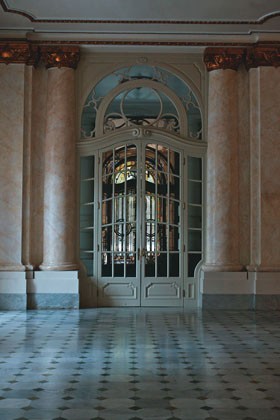 Truque: colunas próximas à porta principal ganham imitação de mármore com técnica que utiliza esponjas, penas e cobertura de cera Truque: colunas próximas à porta principal ganham imitação de mármore com técnica que utiliza esponjas, penas e cobertura de cera