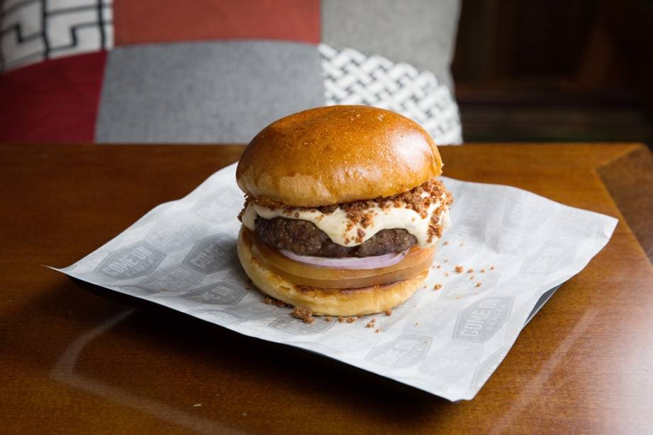 Batizado de provoleta, o sanduba junta creme de provolone, farofa de bacon e cebola-roxa