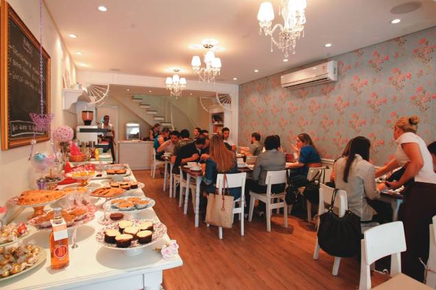 Como uma casa de boneca: lustres, papel de parede florido e doces expostos Como uma casa de boneca: lustres, papel de parede florido e doces expostos