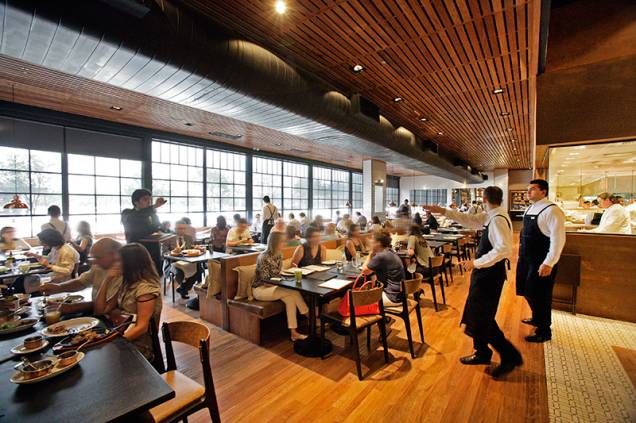 O bonito salão de fachada de vidro permite a entrada de luz natural O bonito salão de fachada de vidro permite a entrada de luz natural