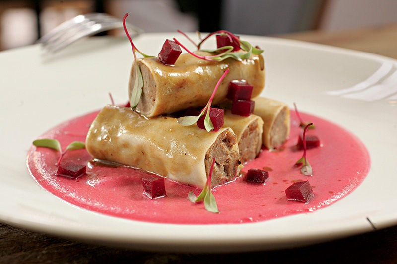 O canelone de pato desfiado ao molho de beterraba O canelone de pato desfiado ao molho de beterraba