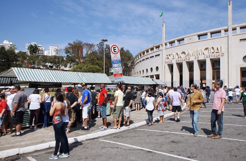 A feira de comida de rua ocupa a Praça Charles Miller