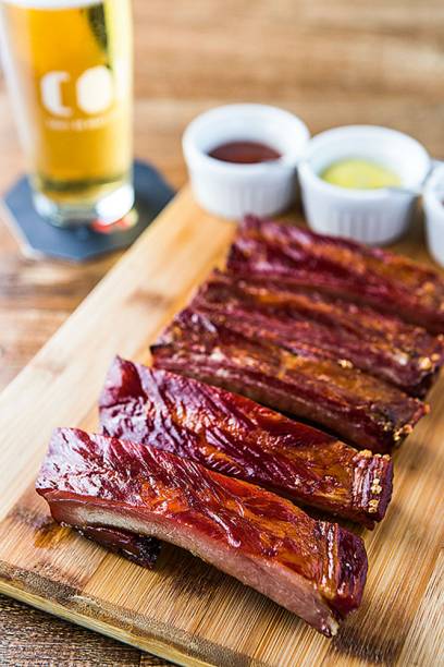 Costela suína defumada vem acompanhada de molhos Costela suína defumada vem acompanhada de molhos