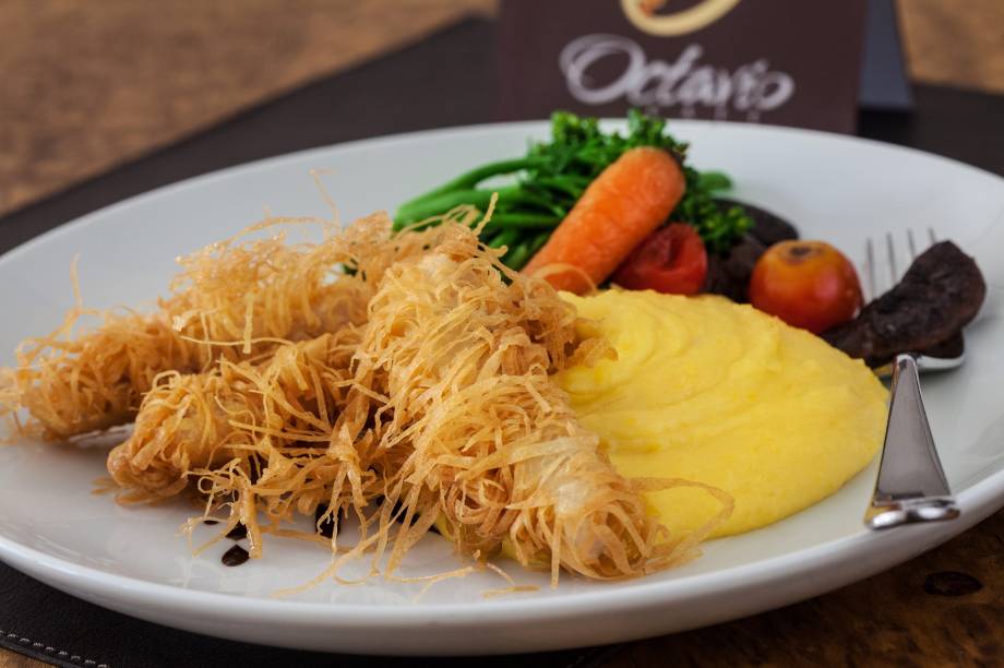 Robalo com purê de mandioquinha e legumes ao vapor Robalo com purê de mandioquinha e legumes ao vapor