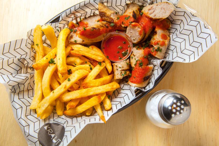 Currywurst: porção de salsichão grelhado com batatas fritas