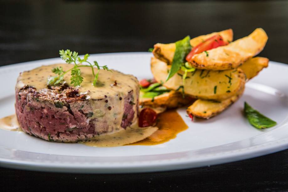 Steak tartare de filé-mignon levemente selado