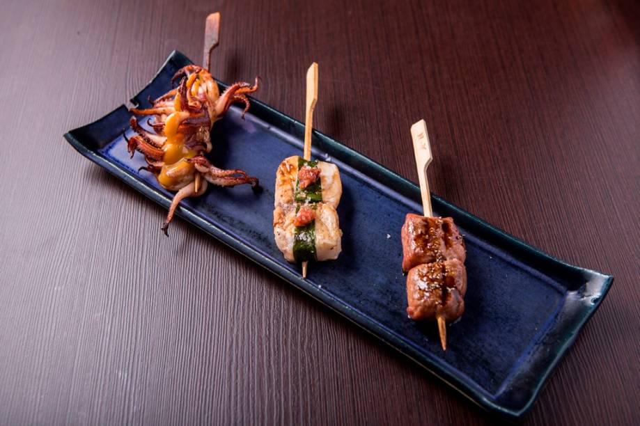 Espetos de lula, robalo e contrafilé com foie gras Espetos de lula, robalo e contrafilé com foie gras
