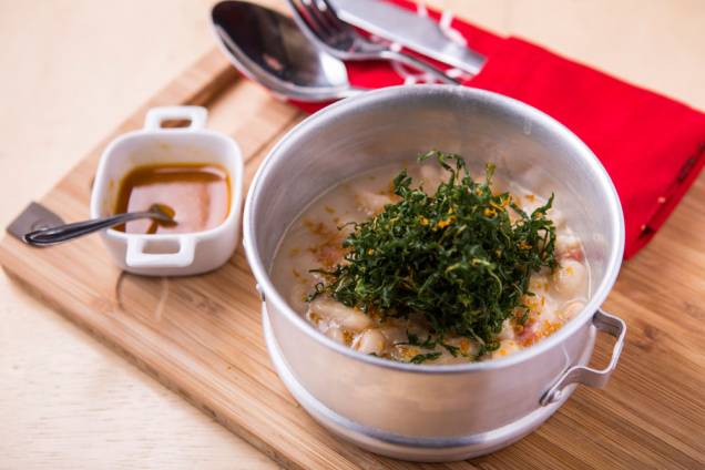 A feijuca leva feijão-branco, bacon e couve crocante A feijuca leva feijão-branco, bacon e couve crocante