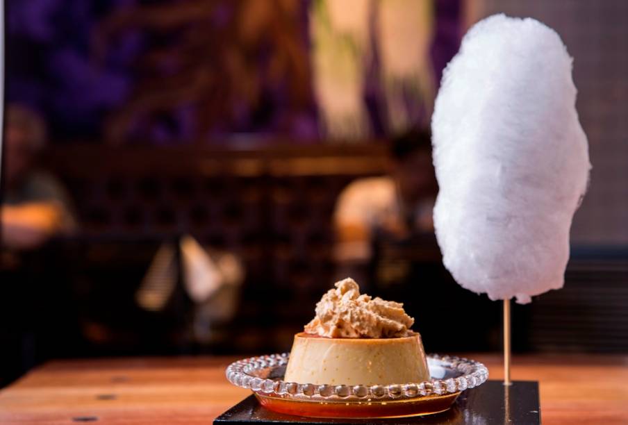 Pudim de leite finalizado com chantilly de caramelo e algodão doce Pudim de leite finalizado com chantilly de caramelo e algodão doce