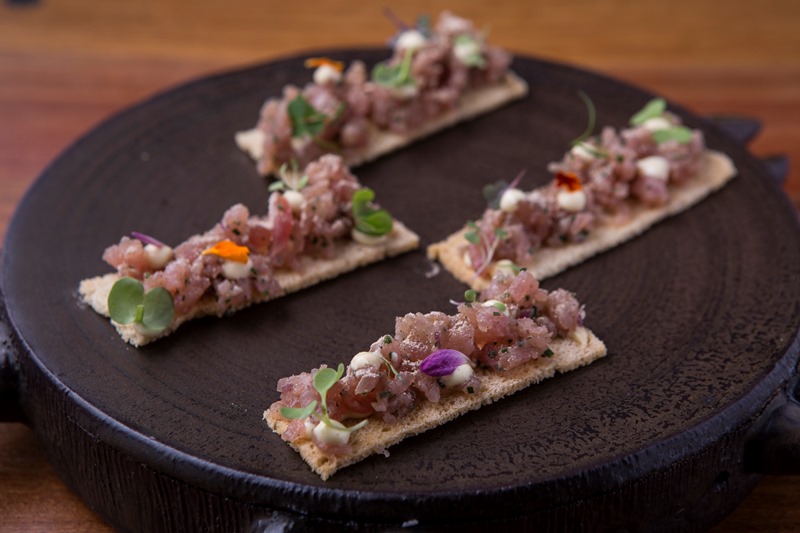 Tartare da carne curada com pó de cogumelo shiitake e maionese de tutano na torrada Tartare da carne curada com pó de cogumelo shiitake e maionese de tutano na torrada