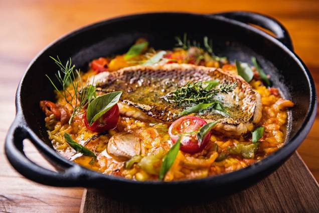 O peixe do dia com arroz à espanhola O peixe do dia com arroz à espanhola