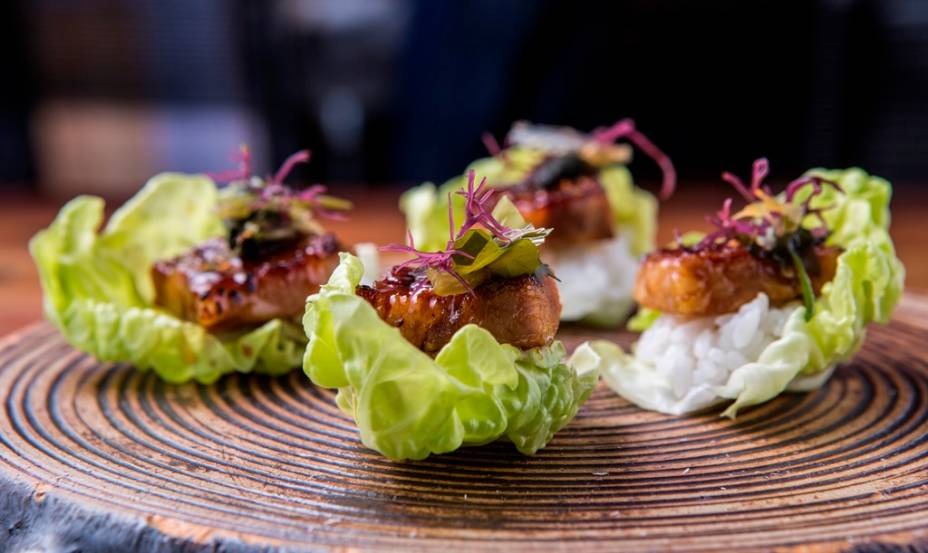 Cestinhas de alface com arroz, algas e costelinha de porco Cestinhas de alface com arroz, algas e costelinha de porco