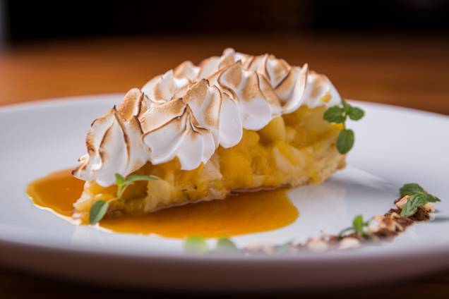 Torta de abacaxi com tartare de manga coberta por merengue com calda de laranja e especiarias Torta de abacaxi com tartare de manga coberta por merengue com calda de laranja e especiarias