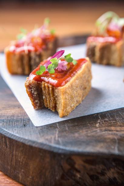 Barriga frita e com uma camada de goiabada e brotos Barriga frita e com uma camada de goiabada e brotos