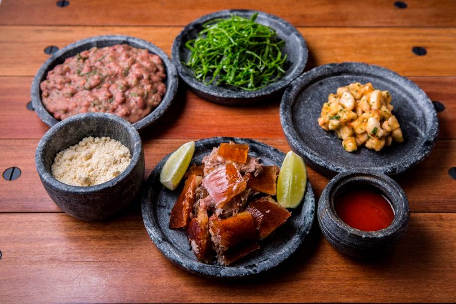 Porco de sanzé: úmido e de pele durinha, é servido ao lado de tutu de feijão, tartare de banana e salada de couve Porco de sanzé: úmido e de pele durinha, é servido ao lado de tutu de feijão, tartare de banana e salada de couve