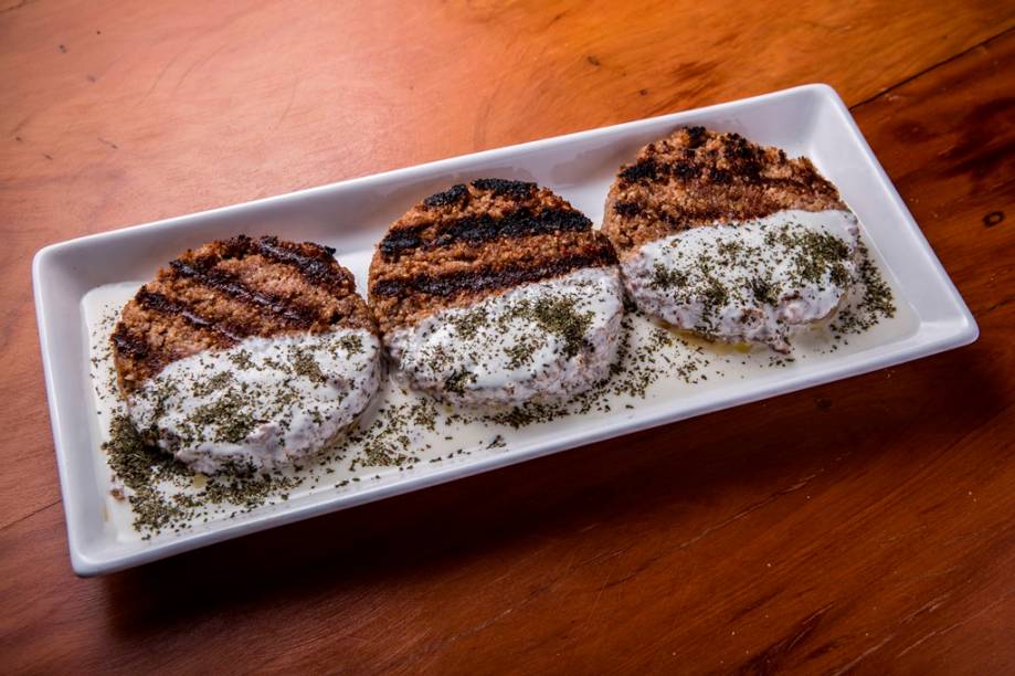 Quibe grelhado com coalhada Quibe grelhado com coalhada