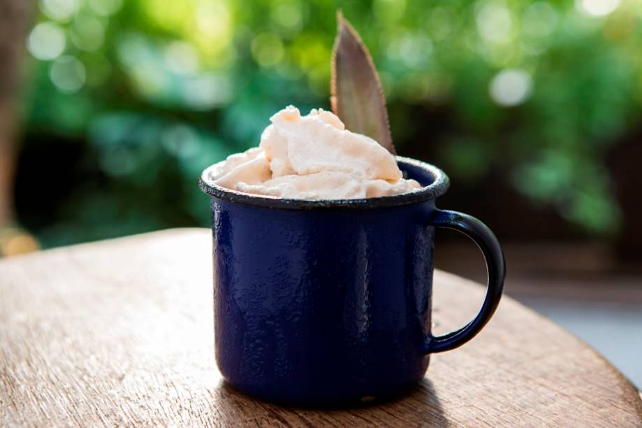 A mistura de vodca ao açaí, açúcar mascavo, geleia de abacaxi e leite de coco, coberto com um chantili de banana