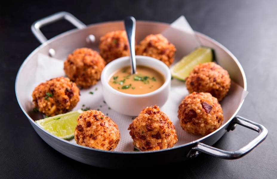 Bolinhos de tapioca e linguiça