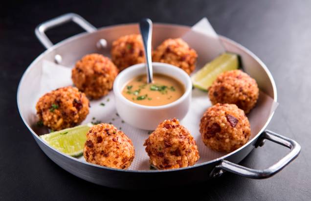 Bolinhos de tapioca e linguiça Bolinhos de tapioca e linguiça