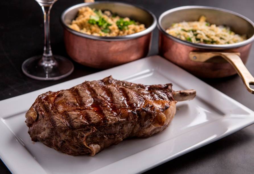 O prime rib, servido no ponto solicitado e acompanhado de arroz biro-biro, fritas e farofa