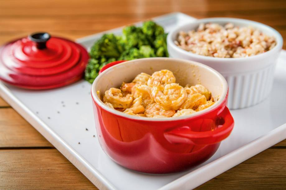 A panelinha de camarão no leite de coco e capim‑cidreira com arroz‑cateto integral com brócolis salpicado de chia