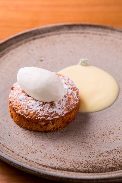 A torta de santiago, um bolo de amêndoas, encerra com açúcar na medida A torta de santiago, um bolo de amêndoas, encerra com açúcar na medida