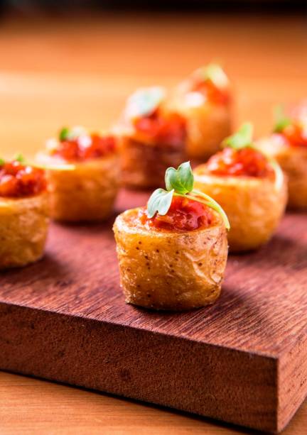 Ainda entre as tapas não faltam as batatas bravas Ainda entre as tapas não faltam as batatas bravas