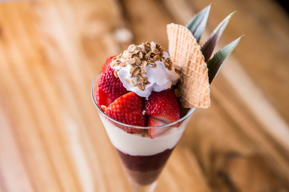 Hulahula: sobremesa de creme pâtissier, calda de frutas vermelhas, morango e Nutella Hulahula: sobremesa de creme pâtissier, calda de frutas vermelhas, morango e Nutella