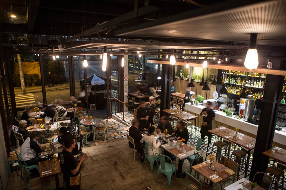 No salão, a inspiração praiana aparece em adereços como pranchas, remos e desenhos de peixes no piso No salão, a inspiração praiana aparece em adereços como pranchas, remos e desenhos de peixes no piso