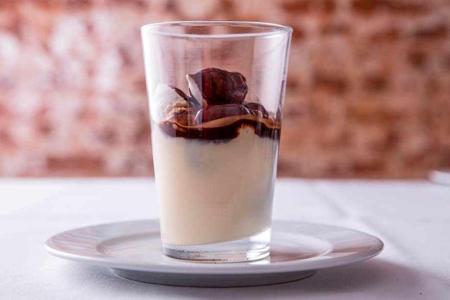 Para açucarar a refeição, o copo de suspiro, creme e calda e chocolate ganha o nome de peitinho de mulata Para açucarar a refeição, o copo de suspiro, creme e calda e chocolate ganha o nome de peitinho de mulata