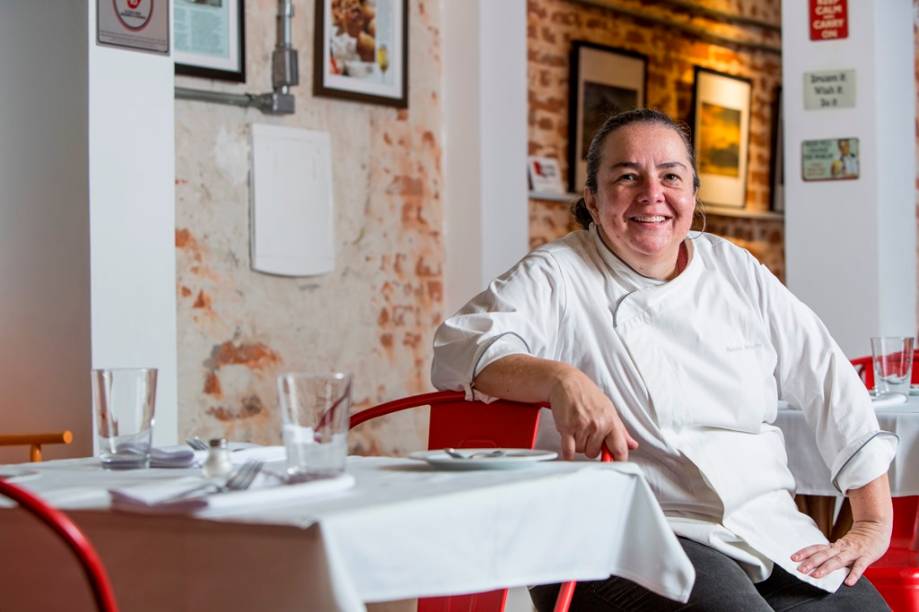 A chef e proprietária Renata Braune posa no restaurante