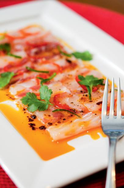 Tiradito del santo, com peixe branco, pimenta e azeite