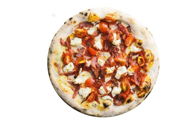 Cobertura de queijos mussarela e ricota, linguiça calabresa e tomate-cereja Cobertura de queijos mussarela e ricota, linguiça calabresa e tomate-cereja