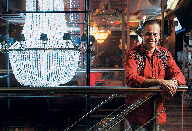 O DJ Iraí Campos, na Le Rêve Club: lustres de 30 000 reais em prédio do início do século XX O DJ Iraí Campos, na Le Rêve Club: lustres de 30 000 reais em prédio do início do século XX