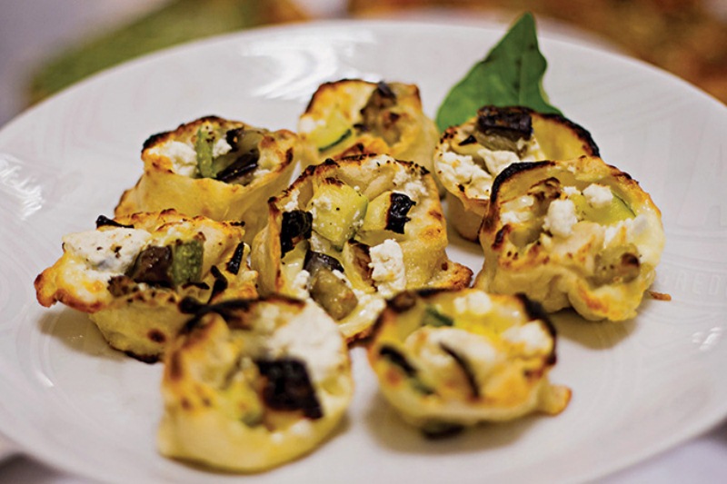 Dona rosa: enrolado recheado de caponata, ricota e mussarela na forma de uma flor Dona rosa: enrolado recheado de caponata, ricota e mussarela na forma de uma flor