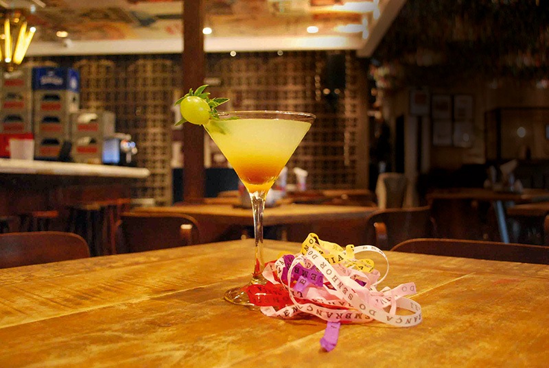 O drinque das campeãs: combinação de vodca, vermute, uva itália, açúcar com manjericão, água de coco e suco de limão-siciliano O drinque das campeãs: combinação de vodca, vermute, uva itália, açúcar com manjericão, água de coco e suco de limão-siciliano