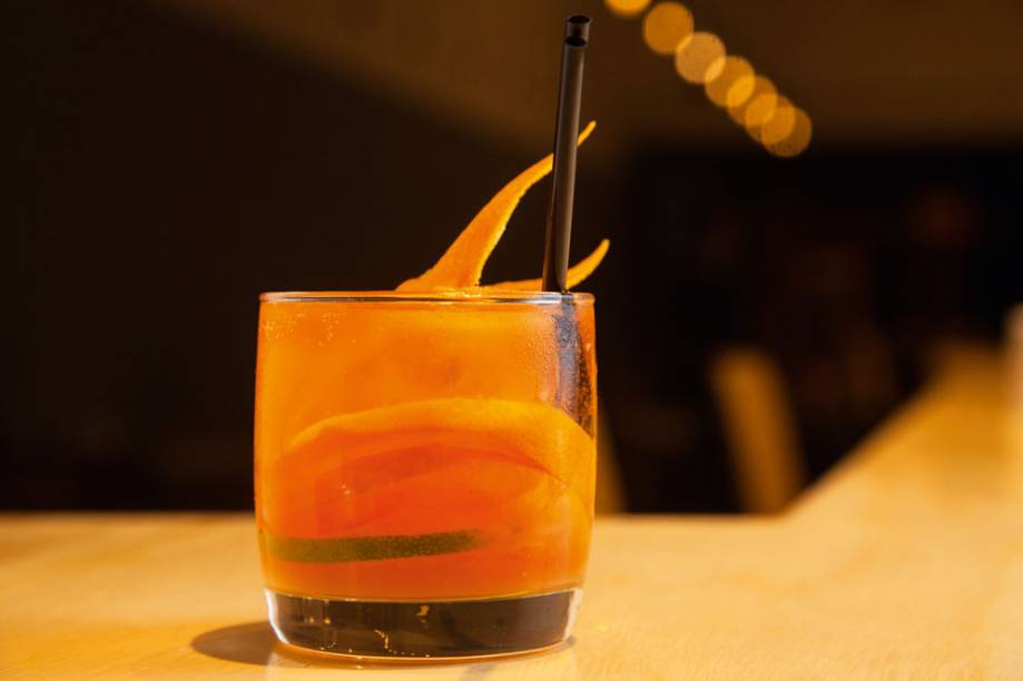 Zitrone: leva Aperol, limão, laranja, licor de gengibre e club soda