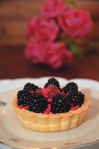 Torta de framboesa, amora e rosa