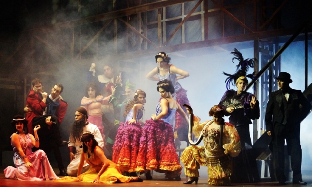 O espetáculo percorre a carreira de Chaplin, desde sua infância pobre até sua consagração O espetáculo percorre a carreira de Chaplin, desde sua infância pobre até sua consagração