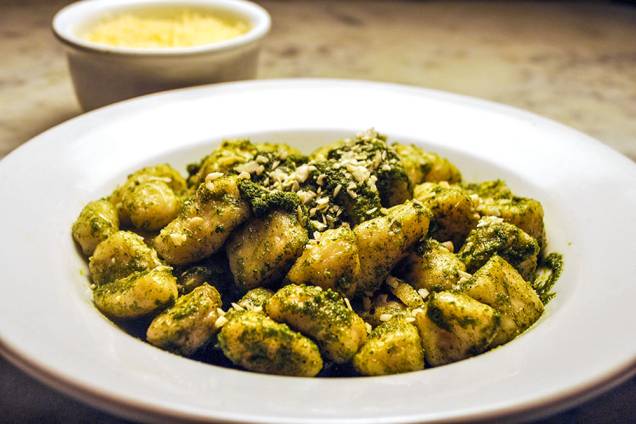 Nhoque de batata-doce com pesto de manjericão Nhoque de batata-doce com pesto de manjericão