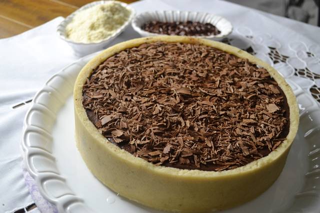 Torta de Marzipan com Ganache de Chocolate Torta de Marzipan com Ganache de Chocolate