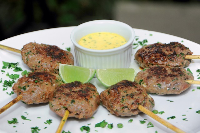 Porção de pirulitos de carne: petisco para ser lambuzado no molho de mel e mostarda Porção de pirulitos de carne: petisco para ser lambuzado no molho de mel e mostarda