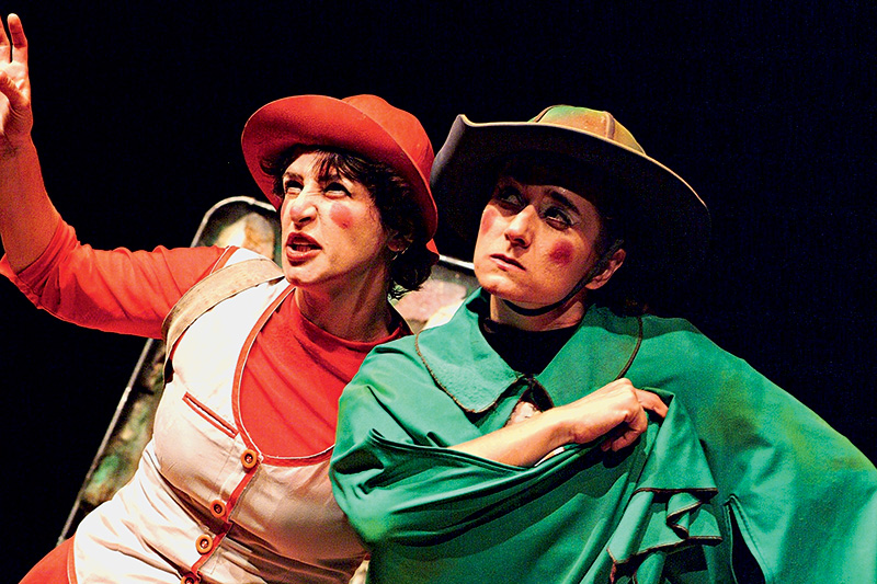 Cena da montagem de Chapeuzinho Vermelho: irreverência que agrada a todos os públicos Cena da montagem de Chapeuzinho Vermelho: irreverência que agrada a todos os públicos