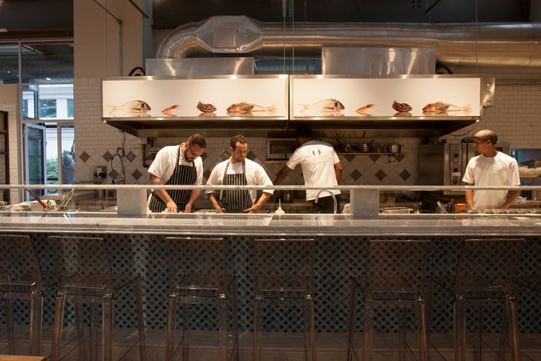 No Il Pesce: o chef dos sete restaurantes Du Cabral e o subchef Thiago Saldiva