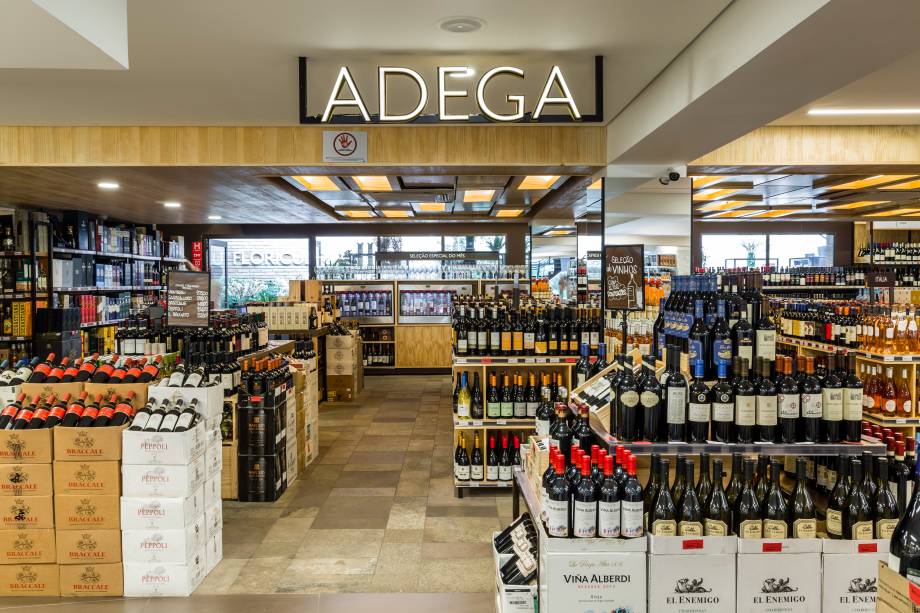 Adega: seleção de vinhos tem 1 350 rótulos Adega: seleção de vinhos tem 1 350 rótulos