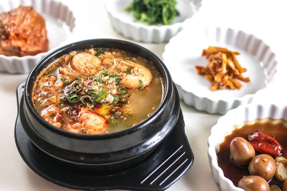 O ensopado de frutos do mar com tofu chega com arroz e alga passada no azeite de gergelim