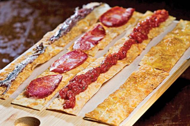 Terra, amore e fantasia: um quarteto de crostini fino com aliche, calabresa seca, tartare de tomate e azeite da Puglia Terra, amore e fantasia: um quarteto de crostini fino com aliche, calabresa seca, tartare de tomate e azeite da Puglia