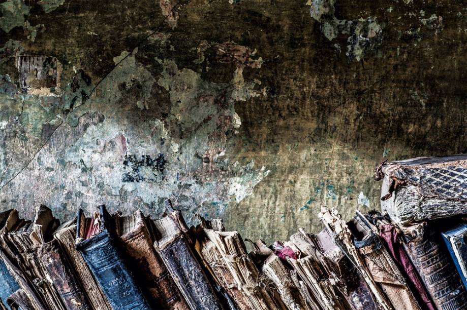 Bookshelf (2007): livros encontrados em escolas e sinagogas da Eslováquia