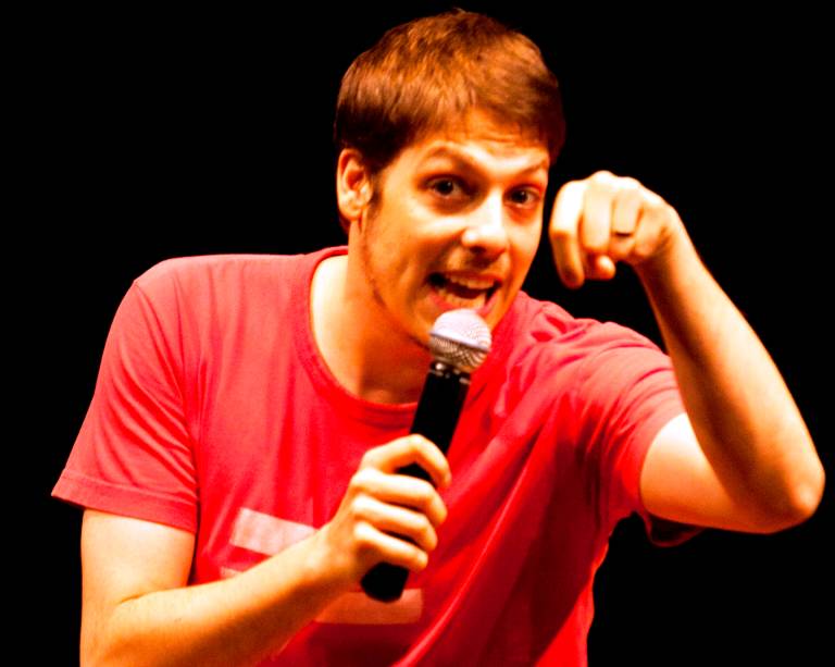 O humorista Fabio Porchat em cena do seu solo de humor Fora do Normal O humorista Fabio Porchat em cena do seu solo de humor Fora do Normal