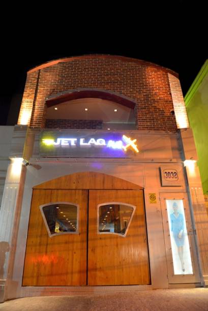 Pub tem decoração focada em aviação Pub tem decoração focada em aviação